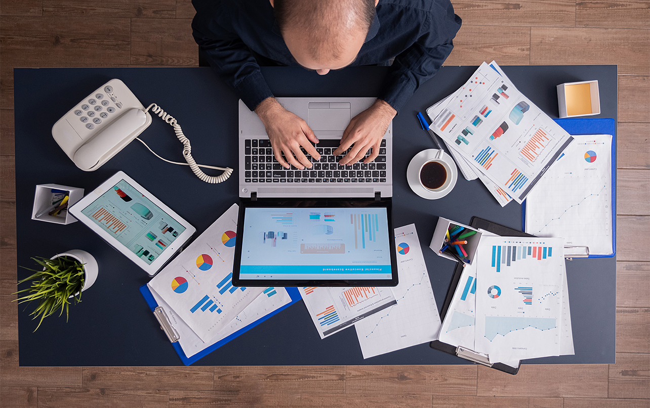 Digital advertising performance analysis with campaign reports and marketing analytics